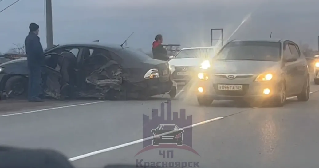 Под Красноярском в аварии пострадали два человека
