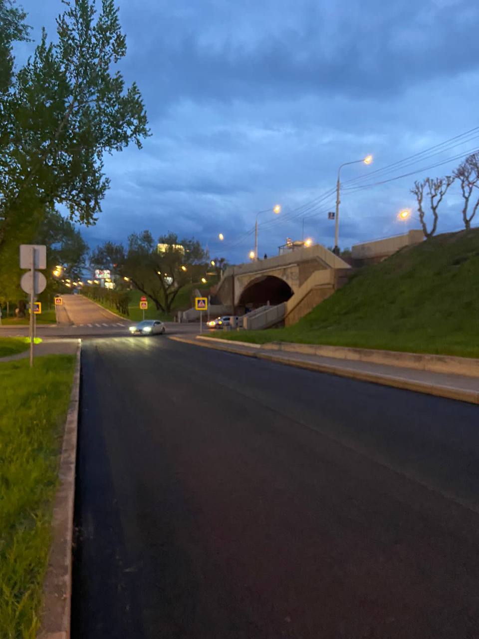 В Красноярске укладка асфальта на съездах Коммунального моста приостановлена из-за дождей