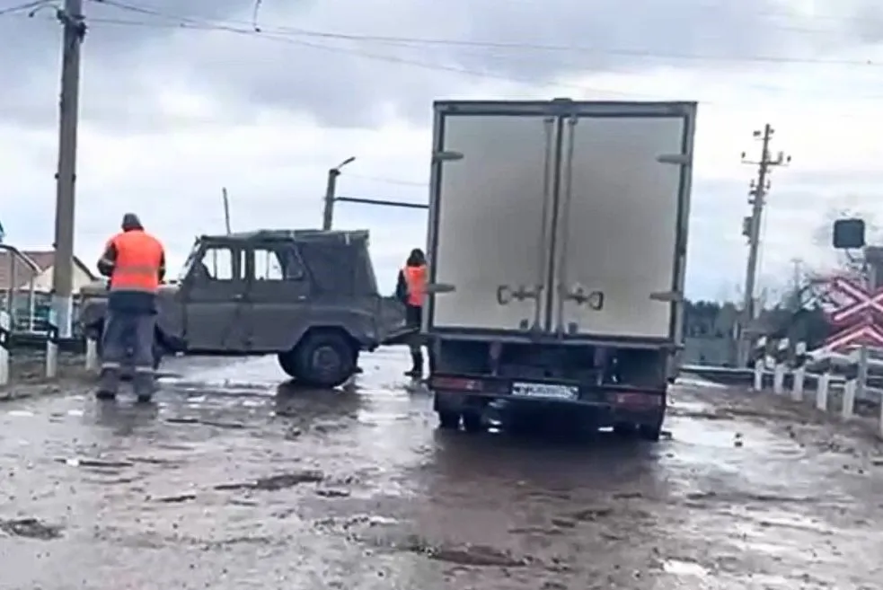 В Нижнеингашском районе тепловоз врезался в автомобиль на переезде