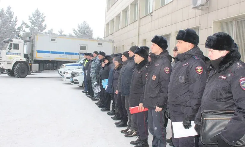 В Минусинске в ходе рейда обнаружили нелегальный алкоголь, наркотики и 5 человек из списка федерального розыска