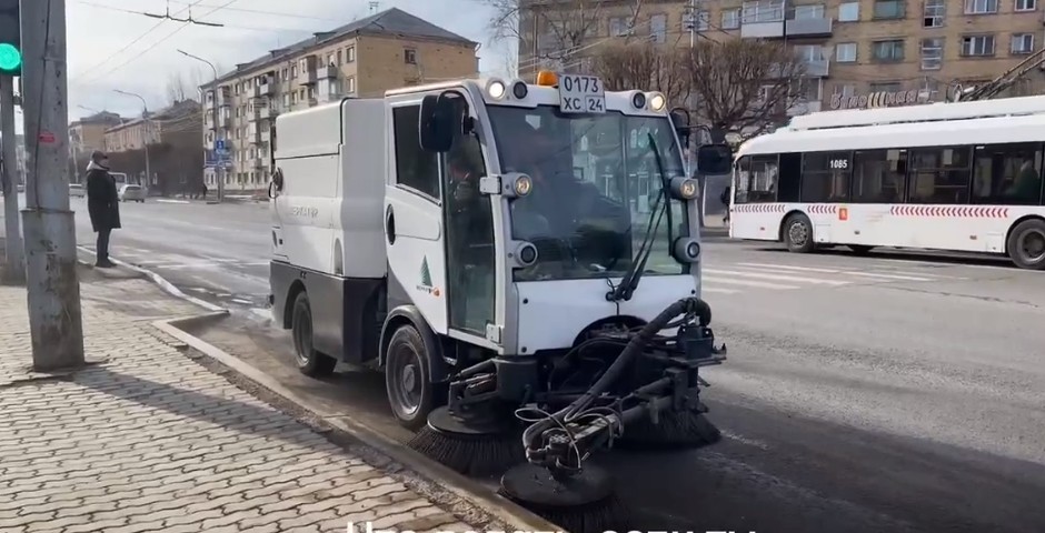На улицах Красноярска пылесосы убирают песок после зимы