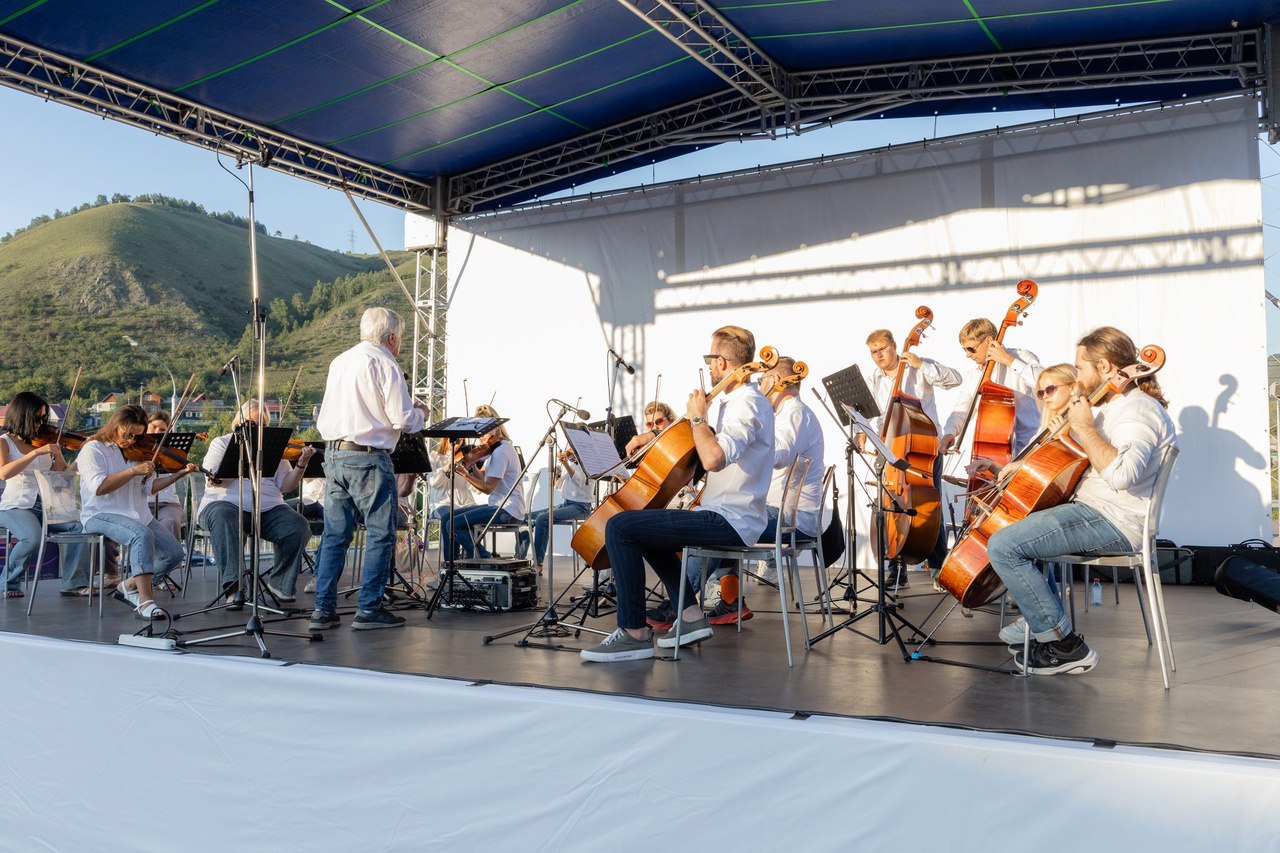 Камерный оркестр в Бобровом.jpg Камерный оркестр в Бобровом.jpg