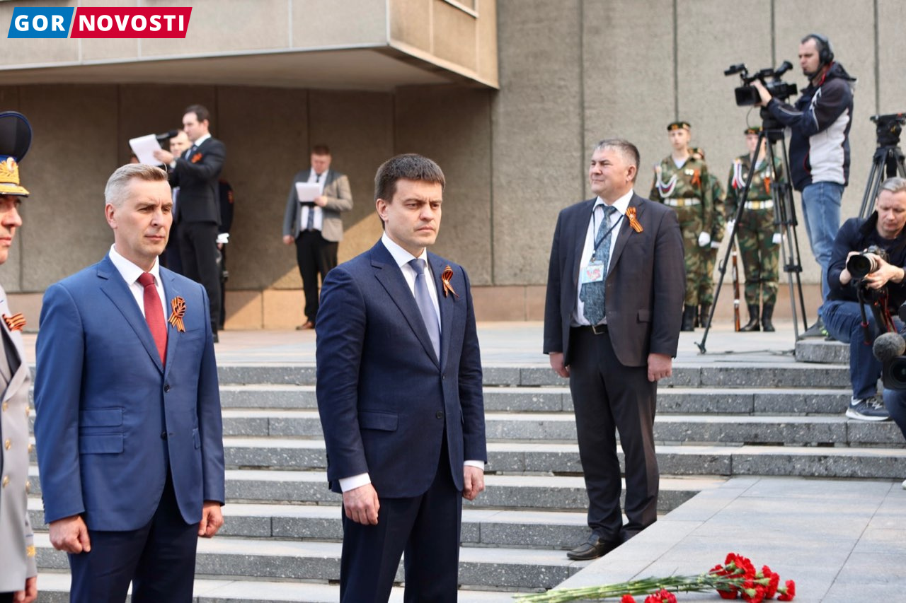 В Красноярске возложили цветы к мемориалу Победы