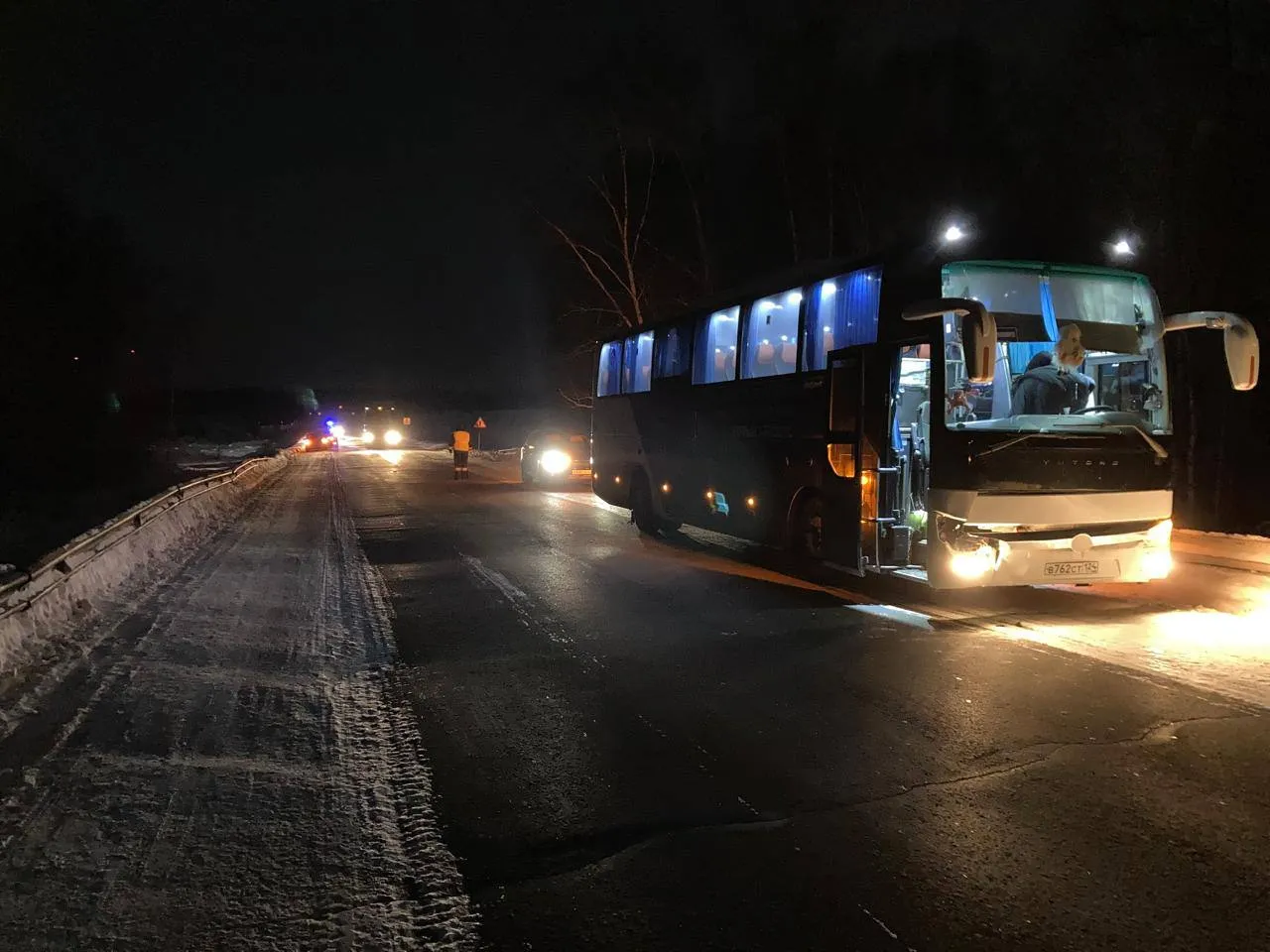 В Канском районе автобус и КамАЗ насмерть сбили подростка