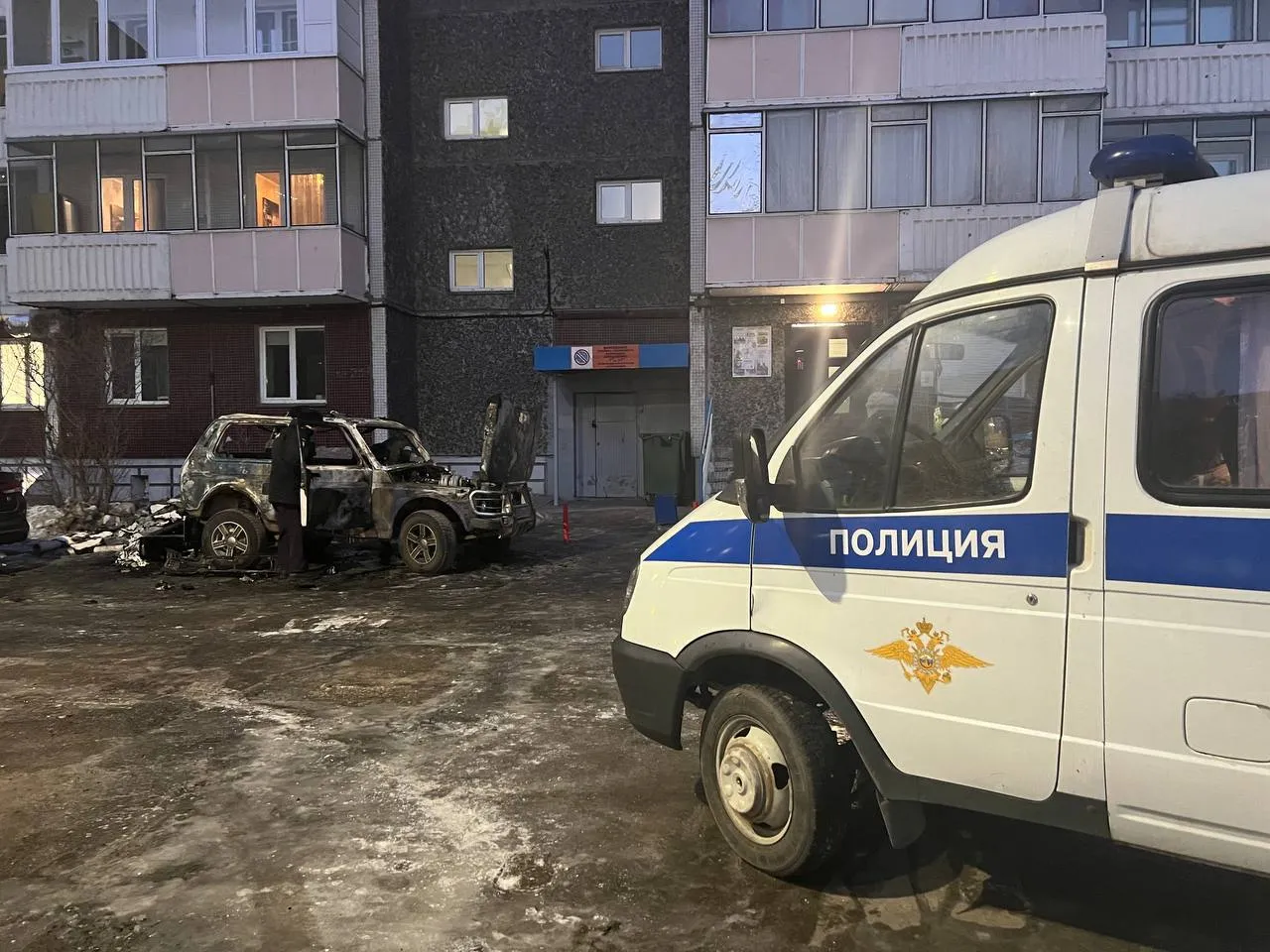 В Красноярске загорелась машина с двумя детьми