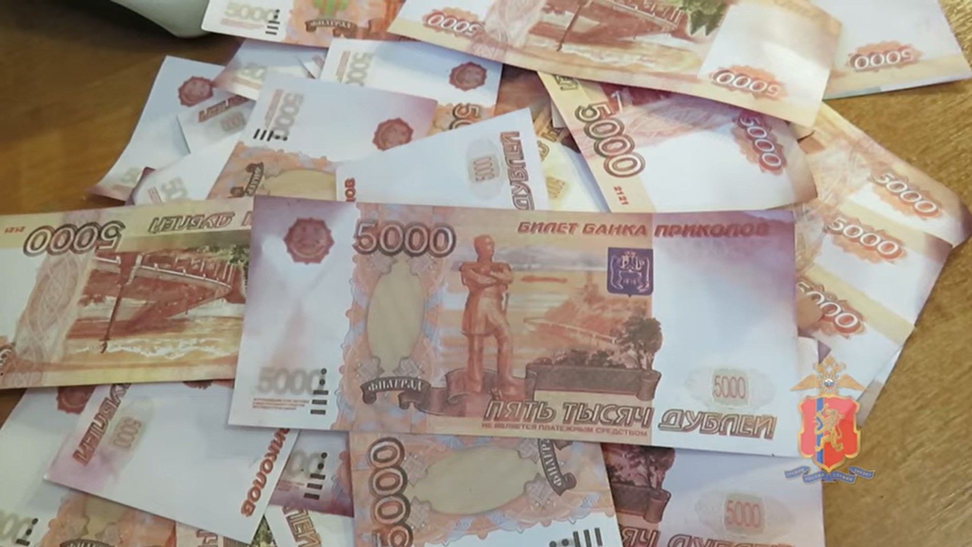 В Канске сиделка украла у 91-летнего дедушки 570 тысяч рублей, подменив их билетами «Банка приколов»