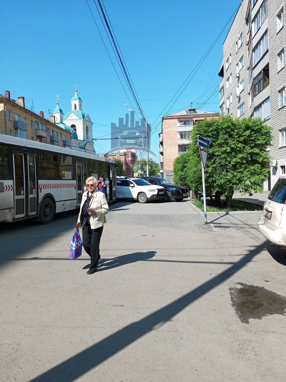 В центре Красноярска автобус столкнулся с пятью припаркованными машинами