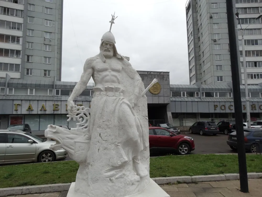 Скульптура около Отделения Российской академии художеств.
София Вахрушева