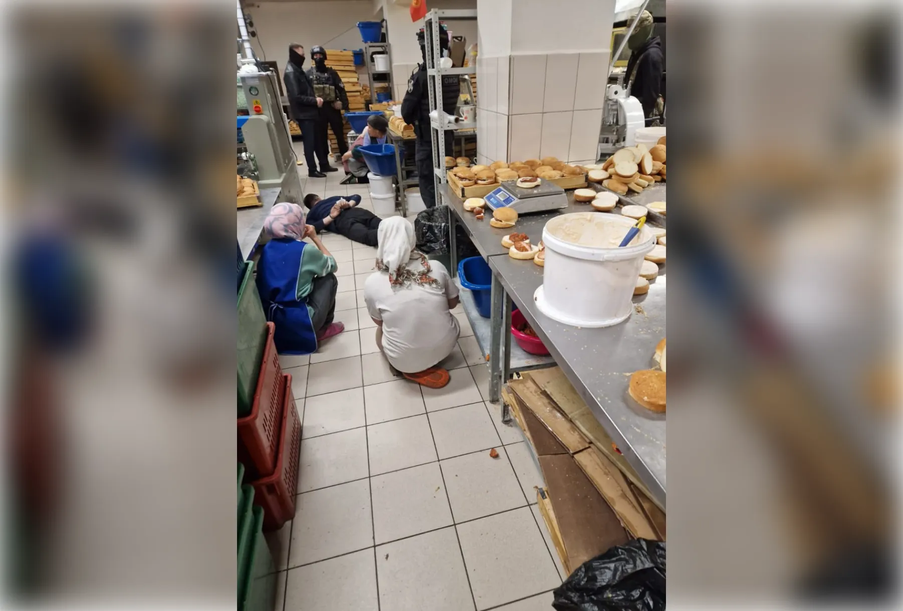 В красноярской пекарне задержали 20 мигрантов