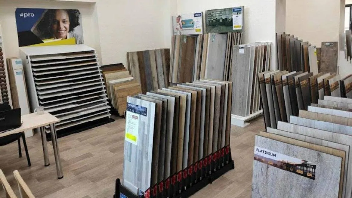 В Красноярске владелец магазина напольных покрытий обманул покупателей на 4 млн рублей