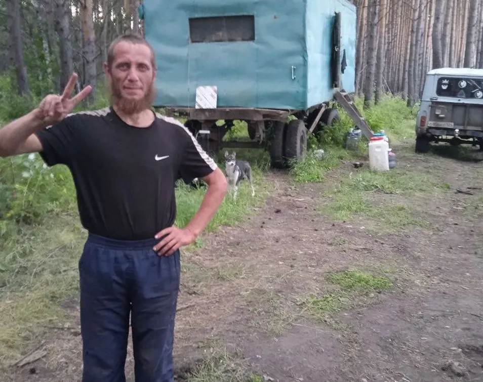 В Красноярском крае полицейские нашли пропавшего в лесу 34-летнего мужчину