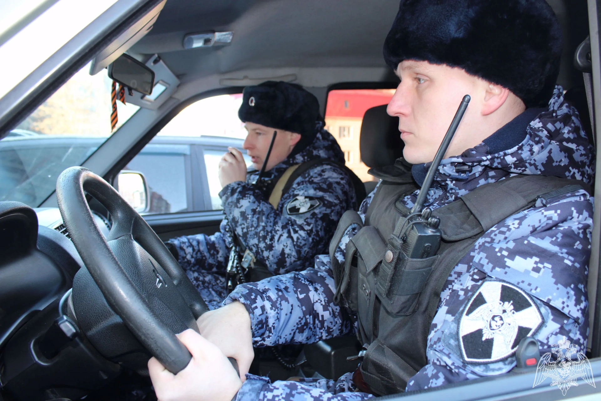 В Красноярске мужчина убежал из торгового центра в краденой женской одежде