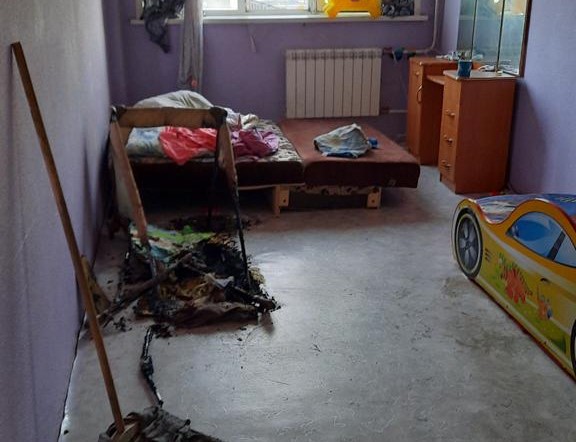 В Красноярске 8-месячная девочка чуть не сгорела в собственной кроватке