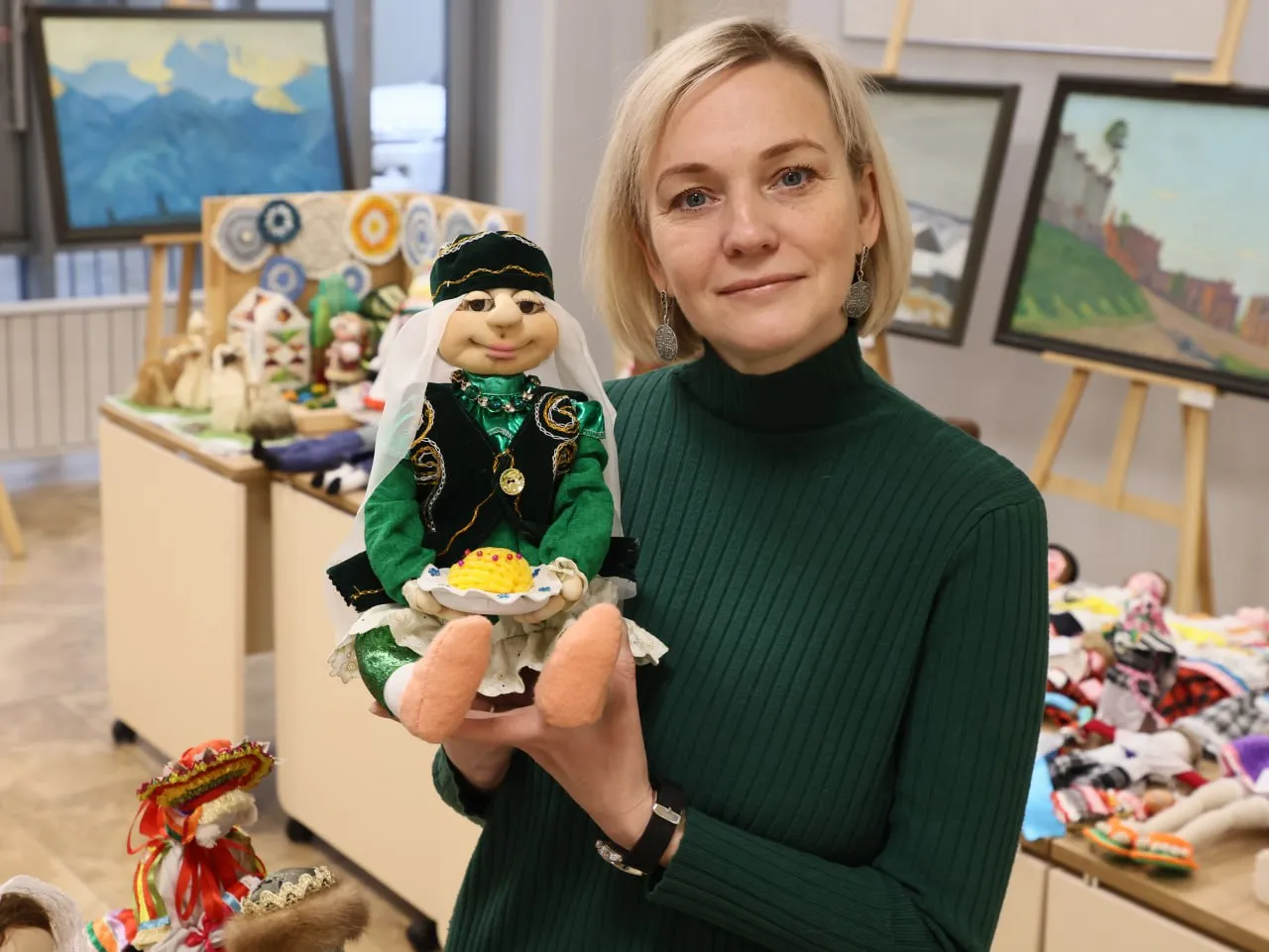 «Ну-ка, куклы, встаньте в ряд!» В Доме дружбы народов Красноярского края представили необычную экспозицию