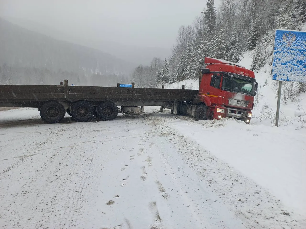 На трассе под Красноярском грузовой КамАЗ не справился с управлением и перекрыл проезд