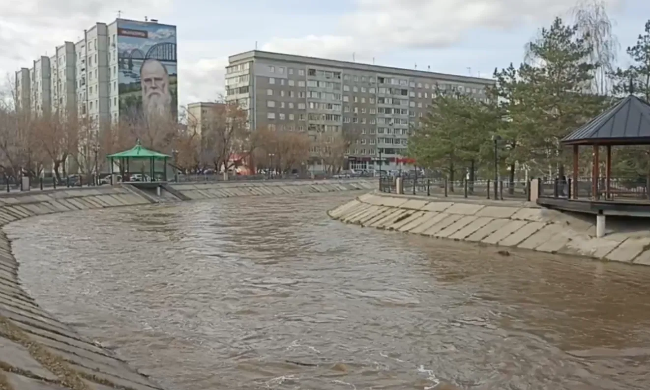 В Красноярске из-за теплой погоды поднялся уровень воды в Каче