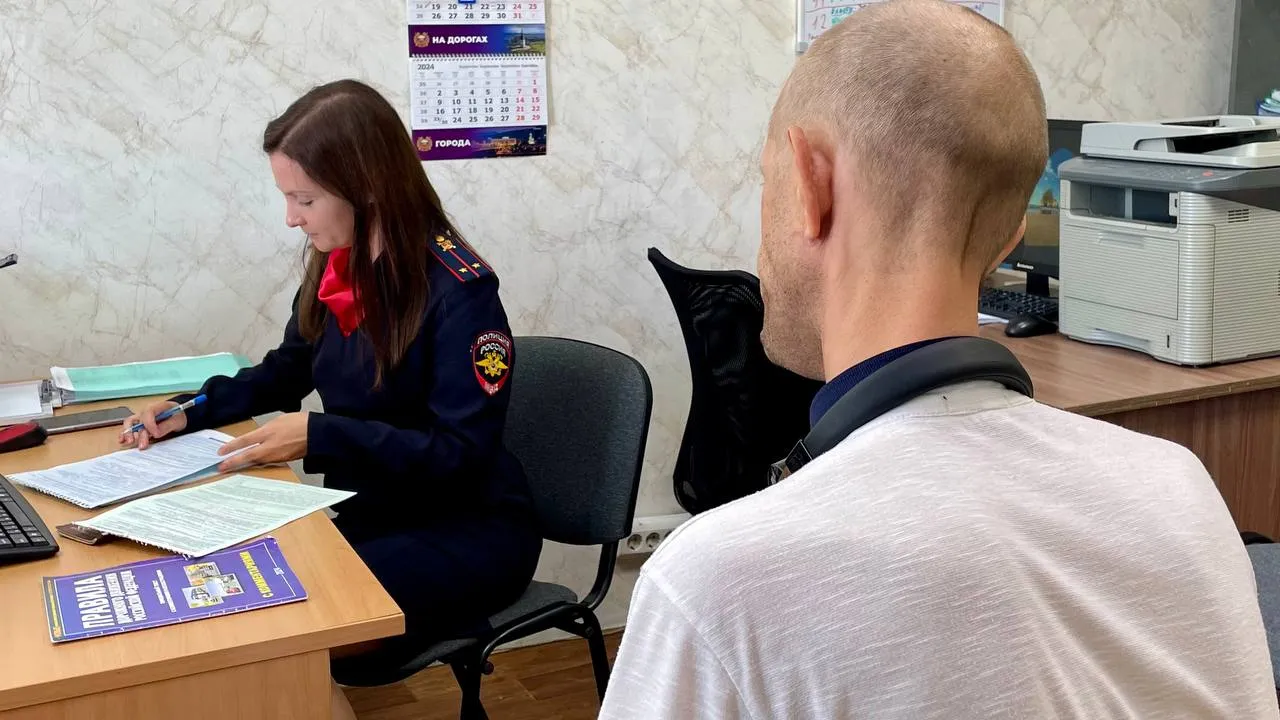 В Красноярске оштрафуют водителя электробуса за использование телефона за рулем