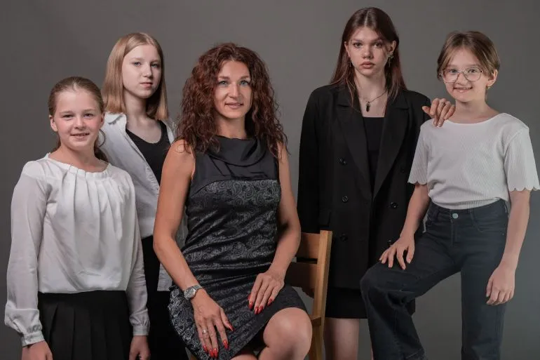 «Каждый мой ребёнок — мой учитель». Многодетная мать Олеся Литвинова рассказала, как сочетает воспитание дочерей и увлечения