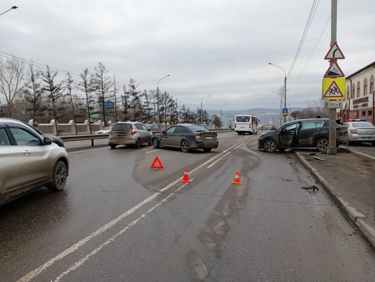 В Красноярске на улице Шахтёров затруднено движение из-за аварии с двумя машинами