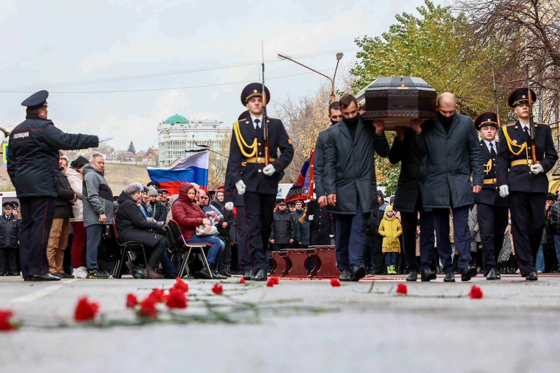 «Думаю, что он не знал, что там так опасно будет»: в Красноярске простились с тремя погибшими в командировке полицейскими