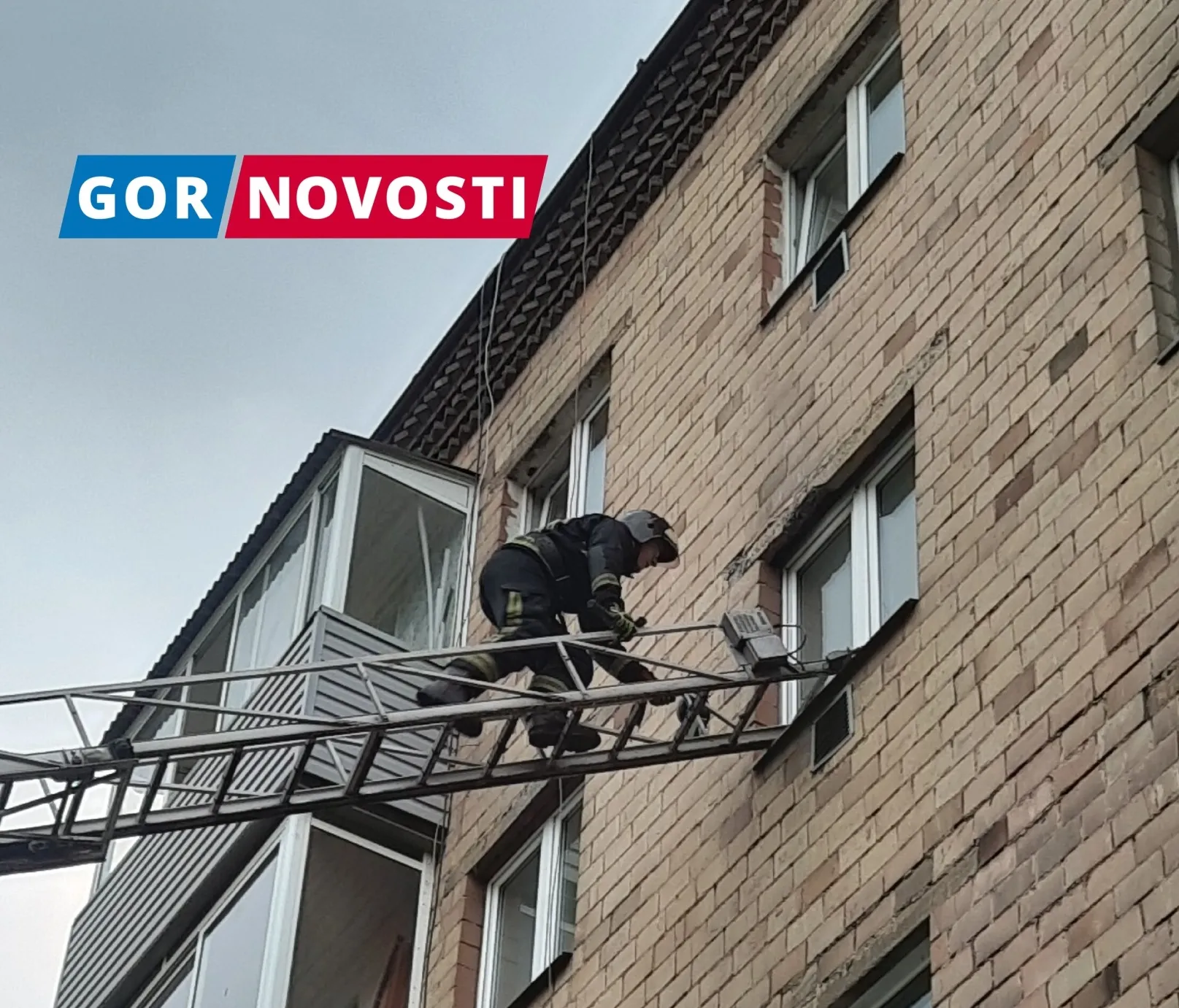В Красноярске горит квартира в доме №19 по улице Робеспьера