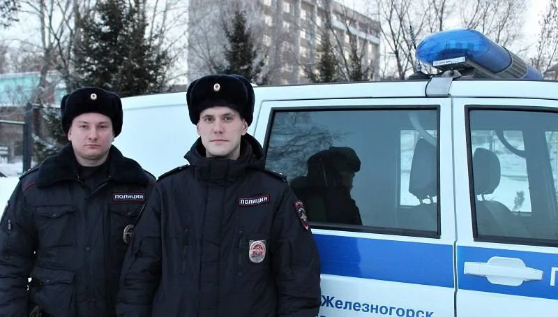 В Железногорске полицейские спасли замерзающего мужчину из сугроба