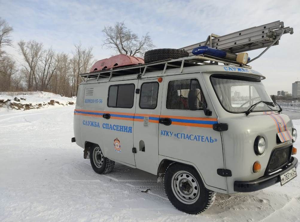 В Сухобузимском районе на Енисее оторвалась льдина с тремя рыбаками