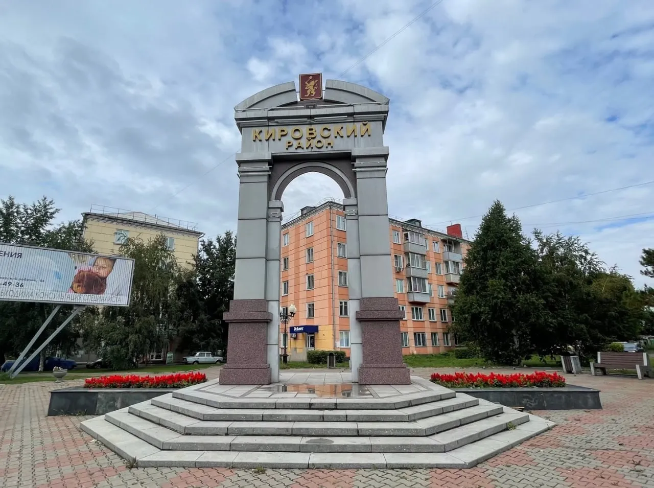 В Красноярске завершили реставрацию монументальной арки в сквере «Корнетовский»