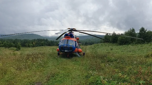 В Красноярском крае на вертолете эвакуировали пострадавших в горах туристов