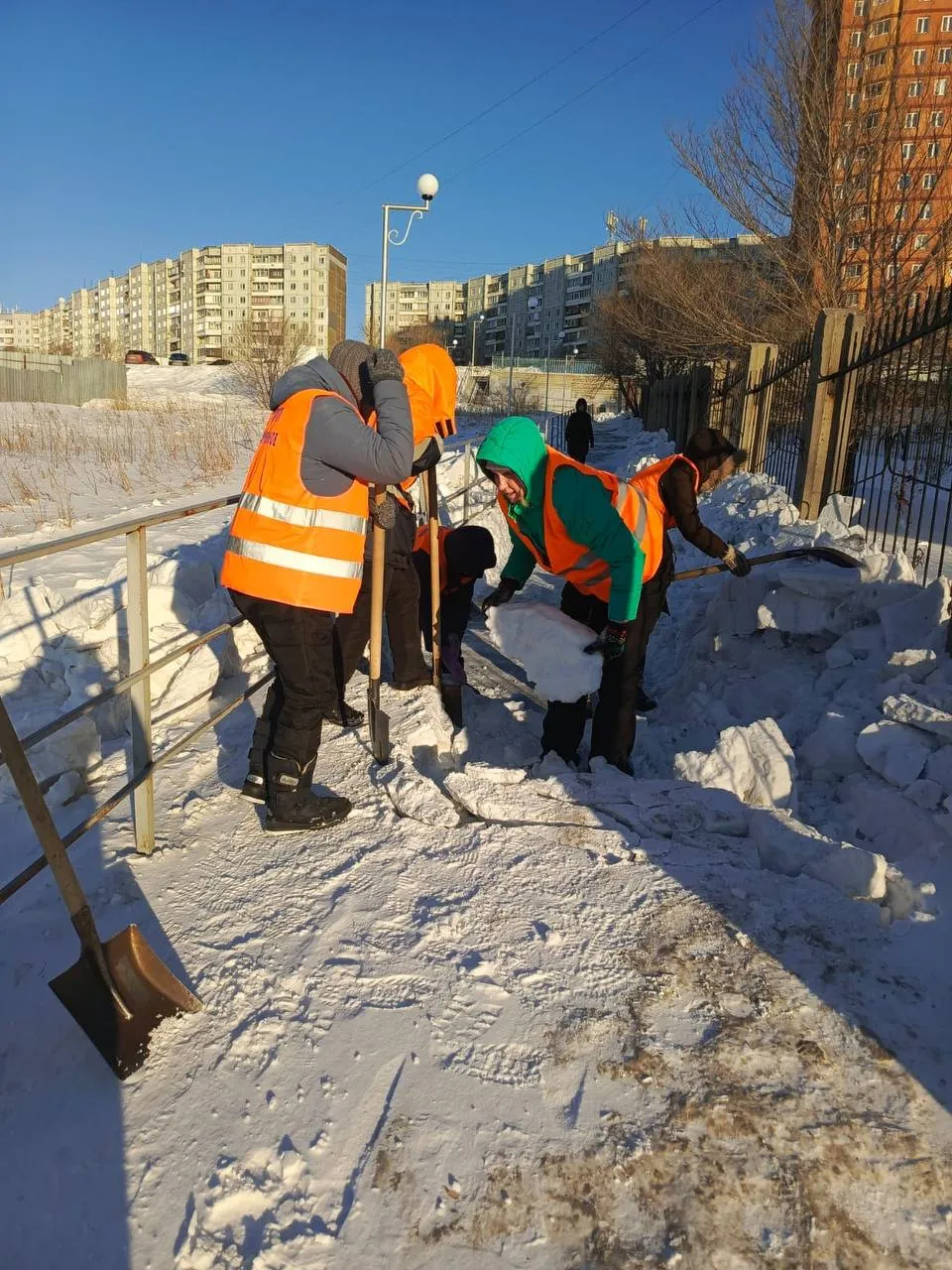В Красноярске ночью со снегом боролись 195 спецмашин