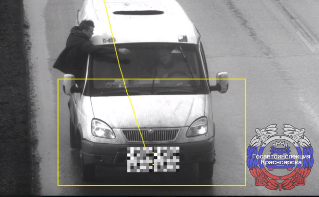 В Красноярске на улице Семафорной пассажир на полном ходу автомобиля вылез в окно и поправил дворники