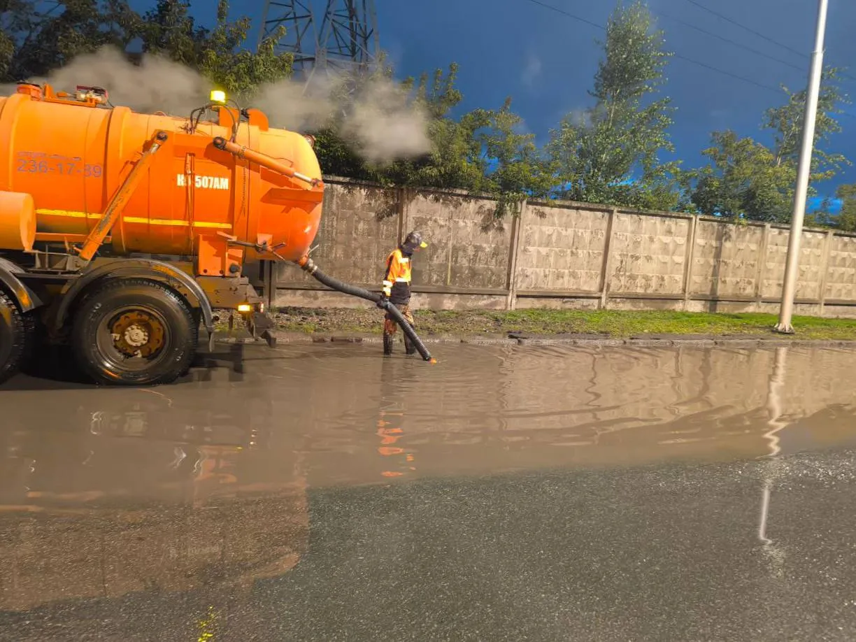 В Красноярске всю ночь откачивали воду с дорог