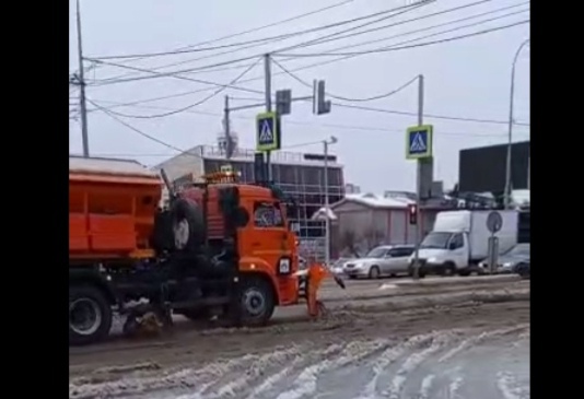 Дорожные службы Красноярска чистят дороги после пожара в ТЦ «Взлетка Plaza»