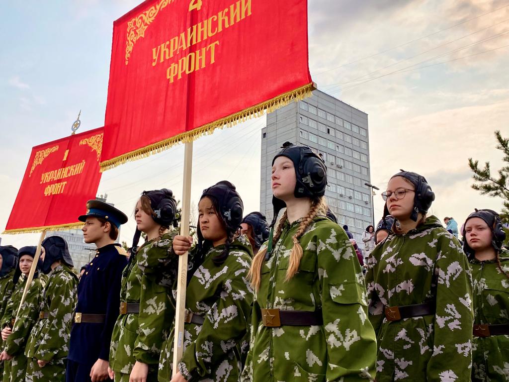 Правнуки героев Победы торжественным маршем прошли по Ярыгинской набережной