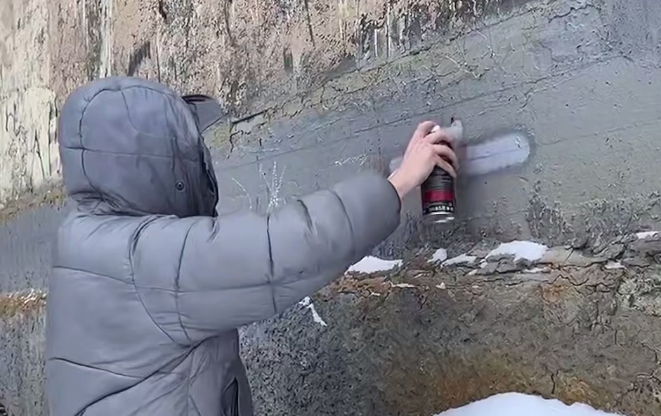 В Норильске задержали петербуржца, распространявшего на фасадах рекламу наркотиков