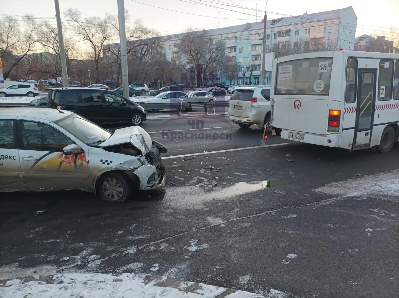 В Красноярске такси в ДТП повредило три машины и автобус