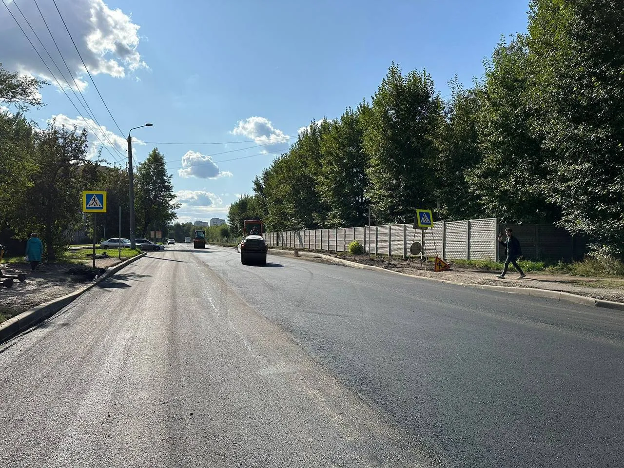 В Красноярске на улице Джамбульской укладывают асфальт