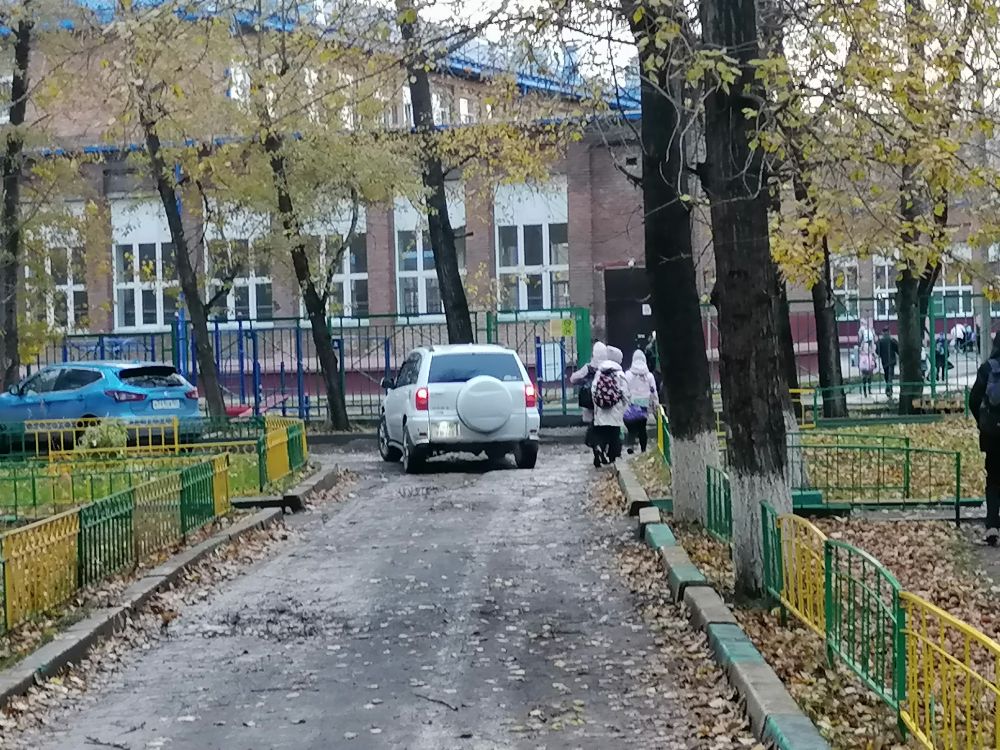 Красноярских автовладельцев просят не перегораживать вход в школы и детские сады
