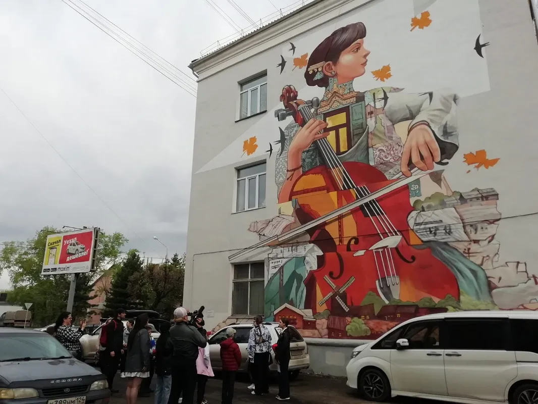 Красноярские школьники провели экскурсию о муралах на правом берегу