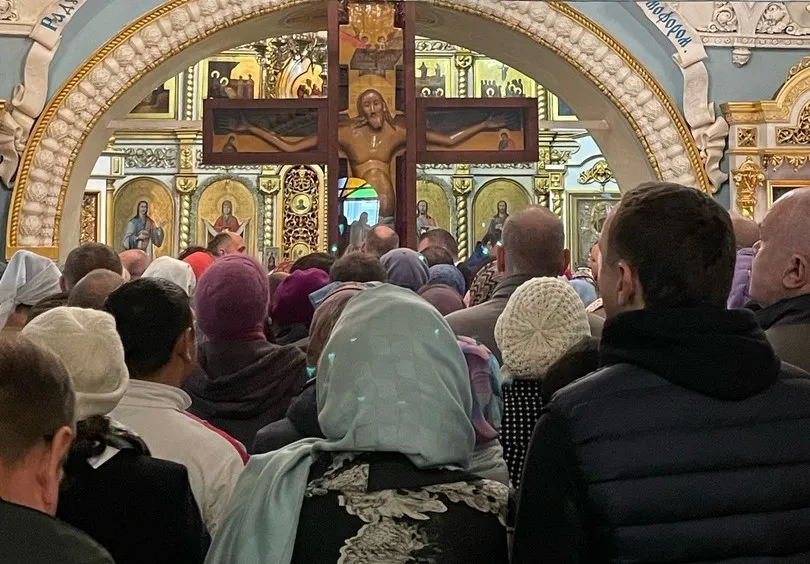 В Красноярске к 600-летнему Годеновскому кресту выстроилась большая очередь