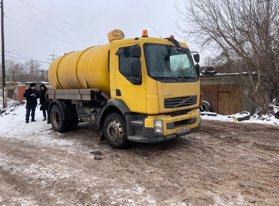 В Красноярске на улице Телевизорной ассенизатор незаконно сливал отходы в колодец