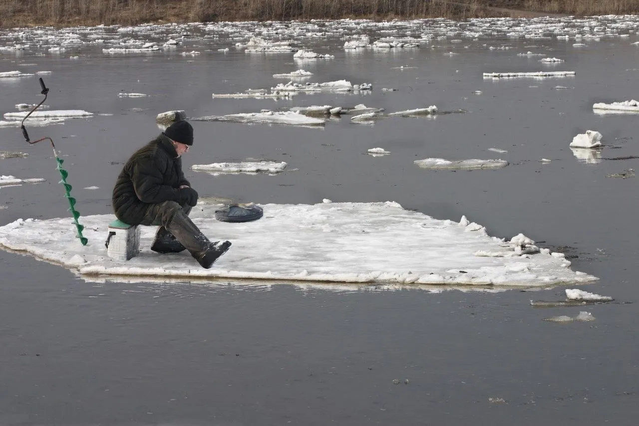 На Красноярском водохранилище спасли рыбака с оторвавшейся льдины