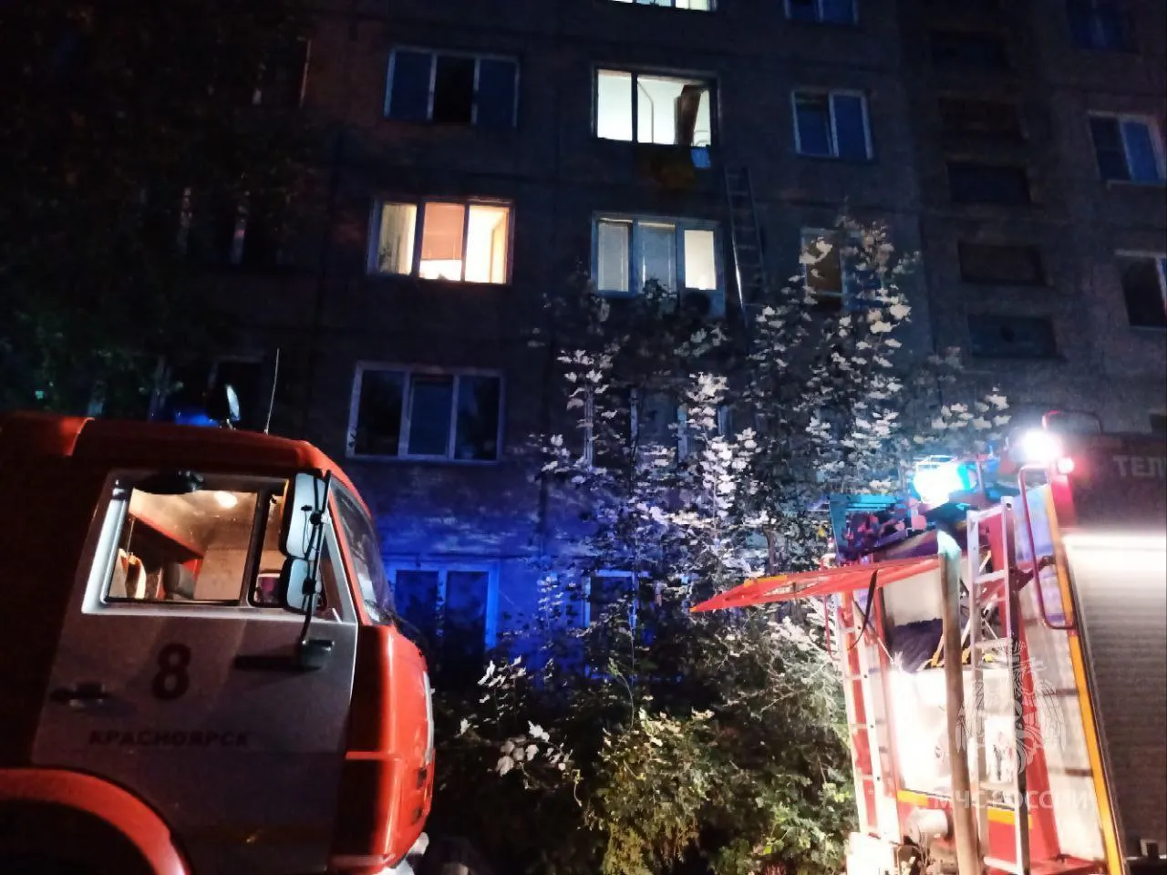 Более 150 человек эвакуировали из-за ночного пожара на 26 Бакинских Комиссаров в Красноярске