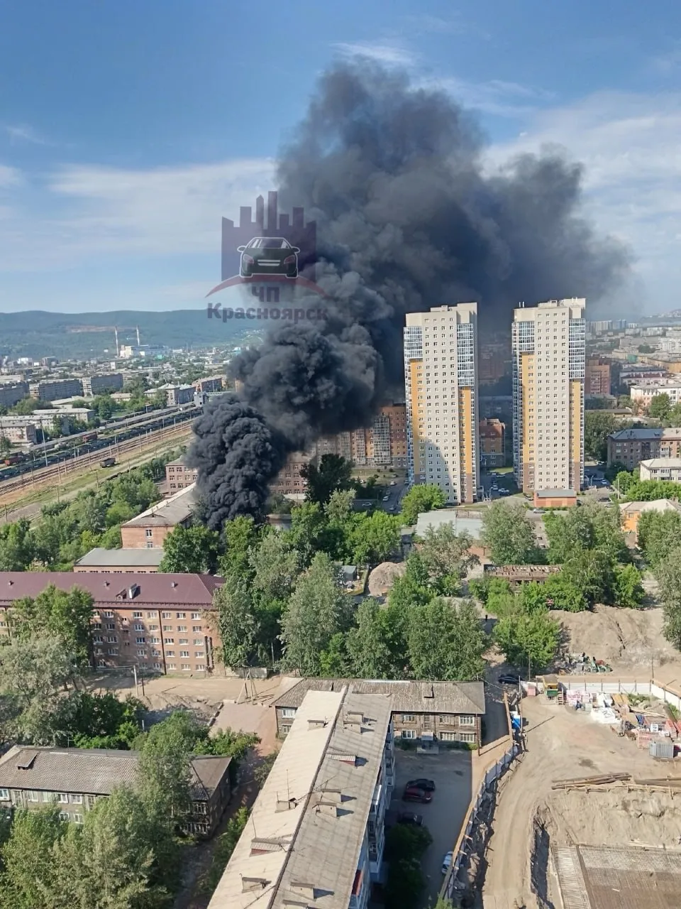 Огромный столб дыма на правобережье напугал красноярцев