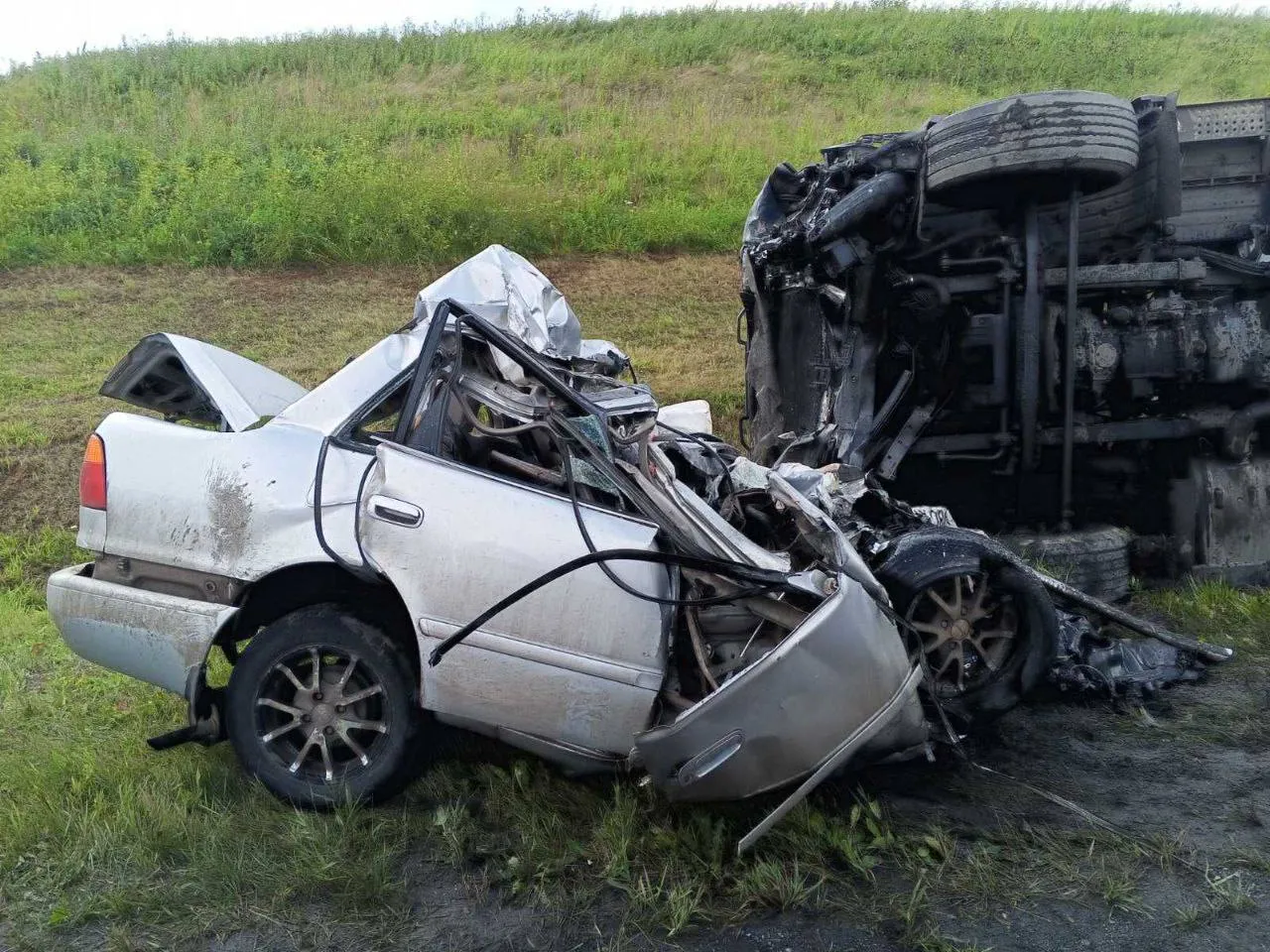 В Красноярском крае пять человек погибли в аварии с грузовиком
