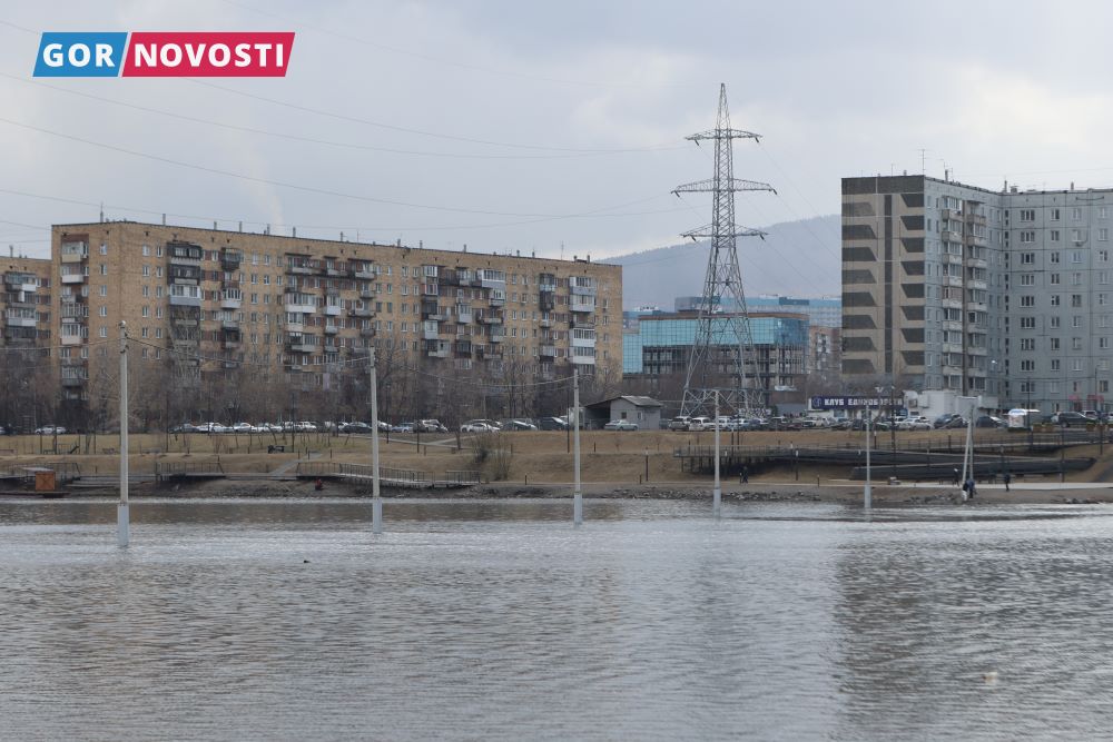 В Красноярске в реке Енисей поднялся уровень воды