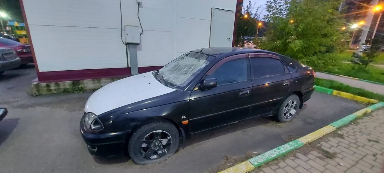 В Красноярске мальчики 8 и 9 лет повредили припаркованный автомобиль камнями