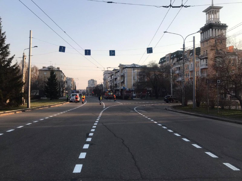 В Красноярске из-за подсыпки дорог щебнем от гололедицы стерлась дорожная разметка