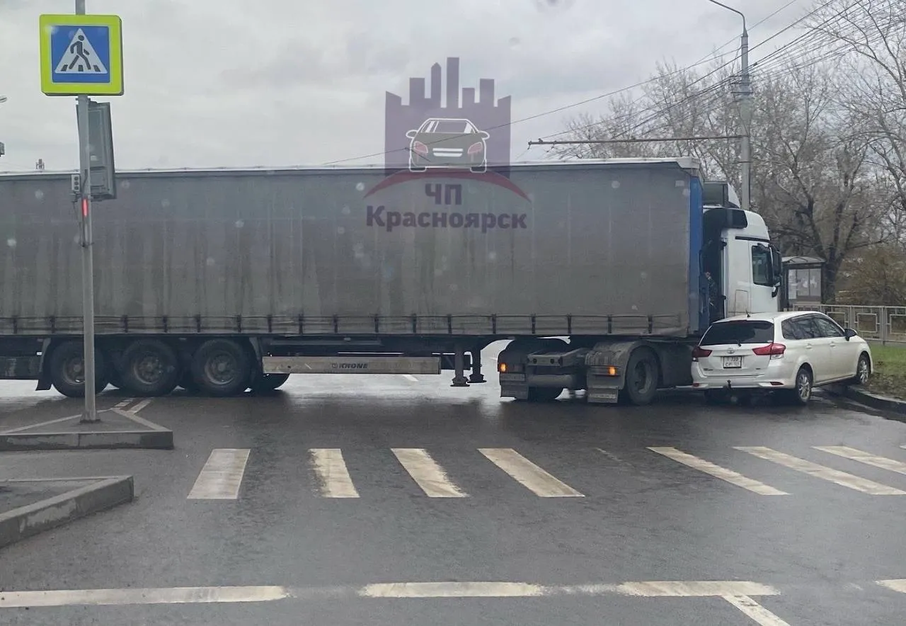 Небольшое ДТП поставило в пробку улицу Пограничников в Красноярске