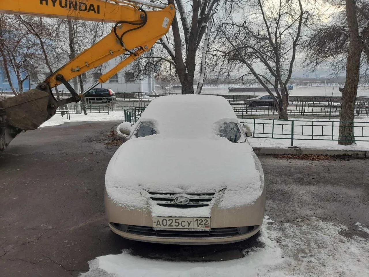 В Красноярске припаркованный автомобиль Hyundai мешает ремонтировать трубы